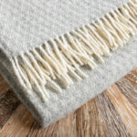 WOOOL Plaid - KUUSI (Grau) – Bild 4